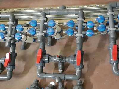 Filtration assembly for manifolded units